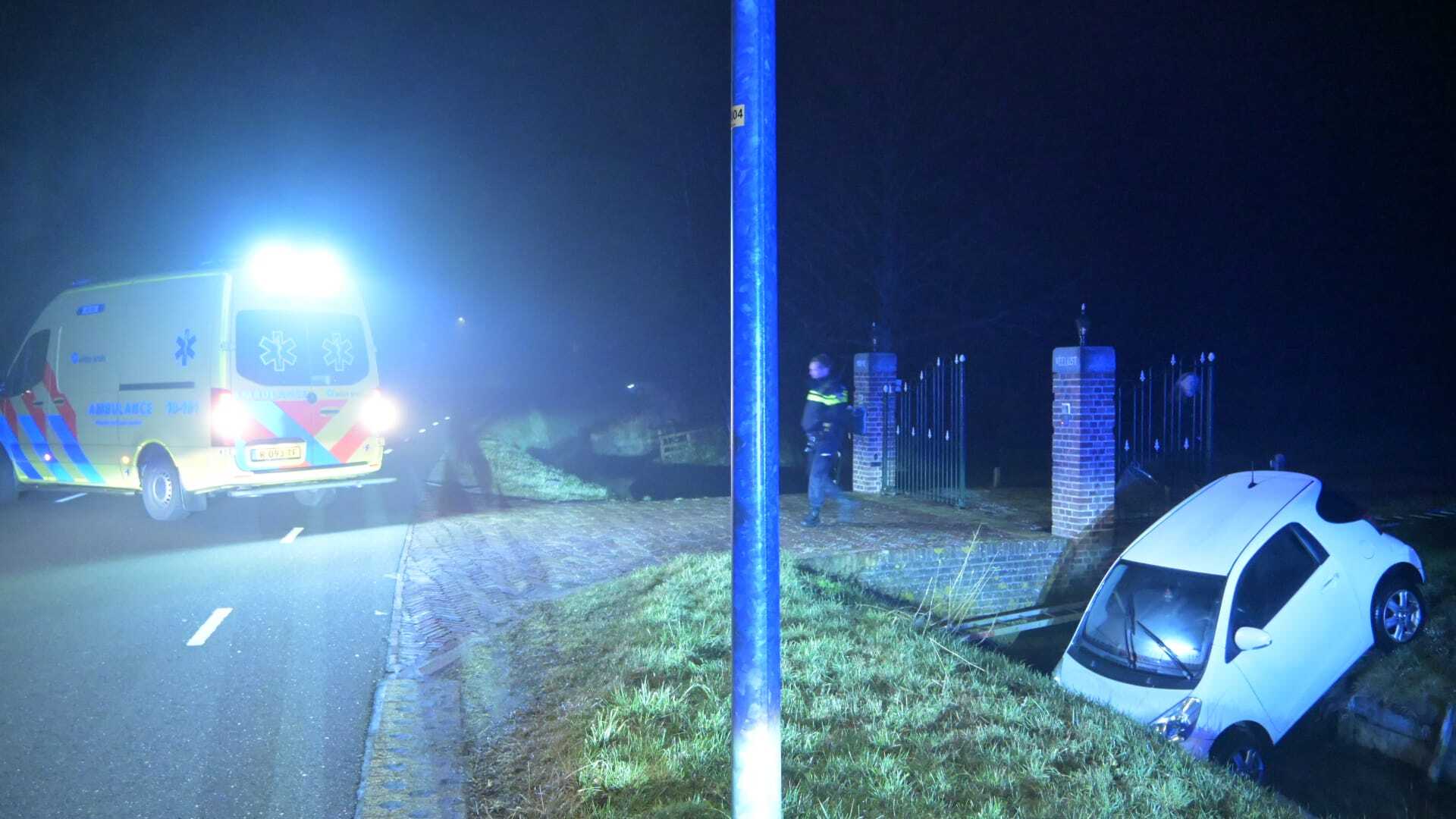 Foto: auto in greppel bergen.jpeg